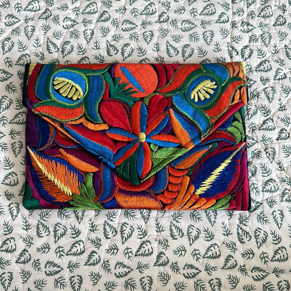 Mexican embroidered clutch 🌺🌼